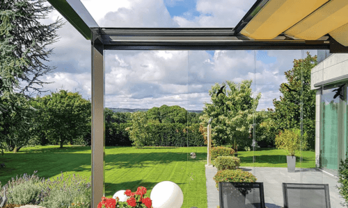 Retractable roof courtyard