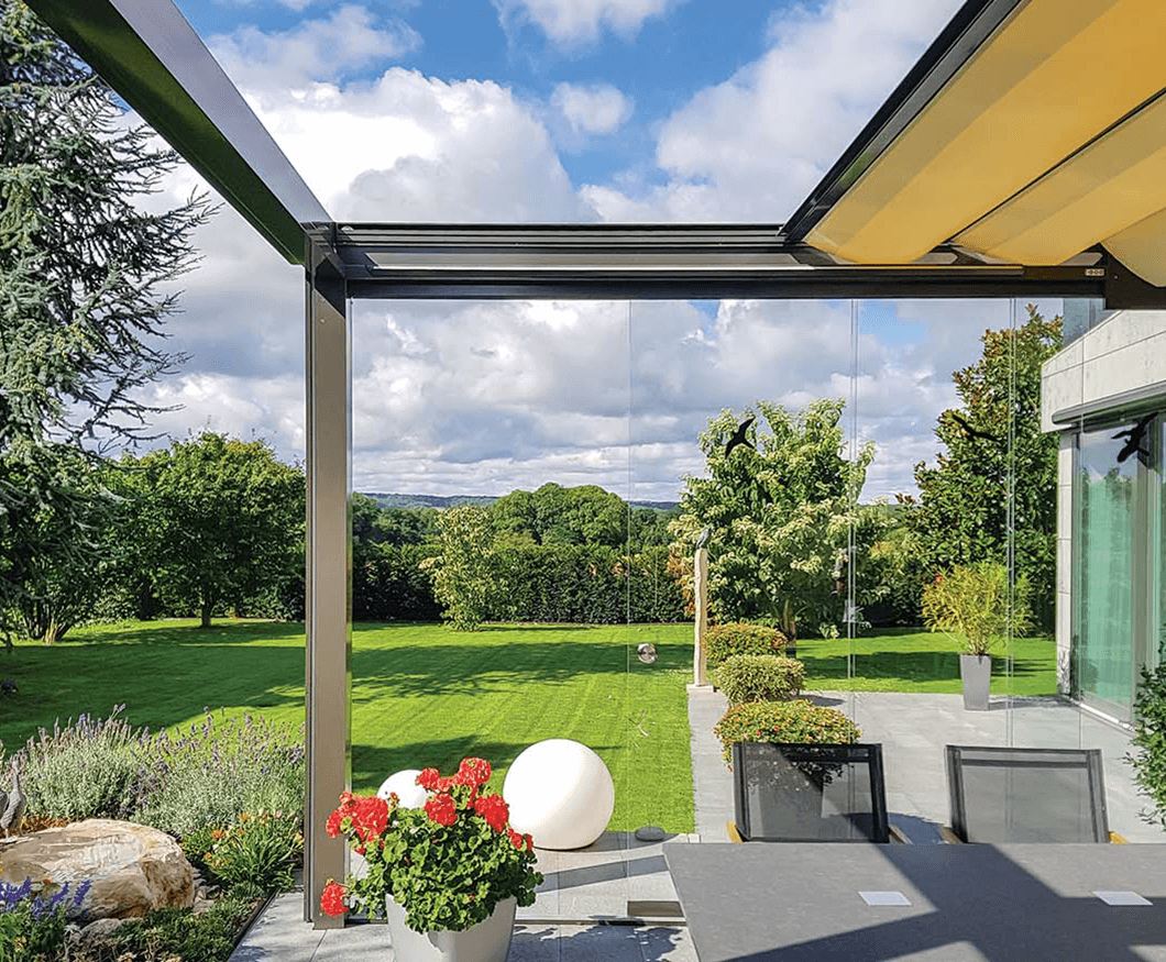 Retractable roof courtyard