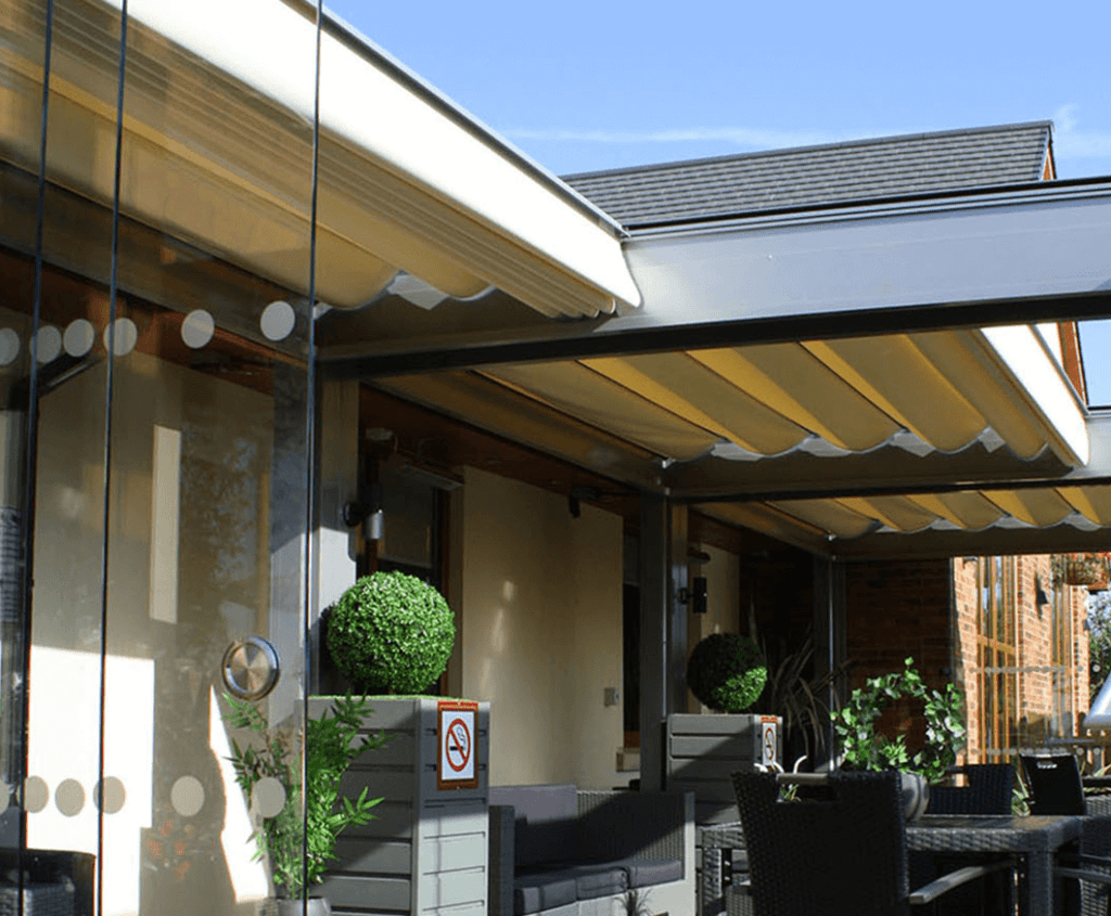 Retractable roof courtyard