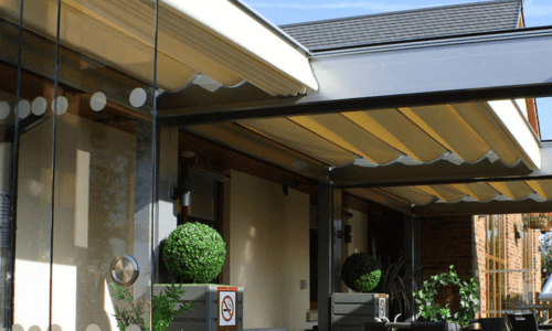 Retractable roof courtyard