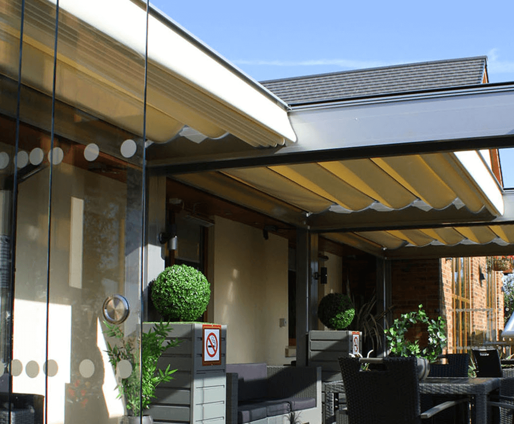 Retractable roof courtyard